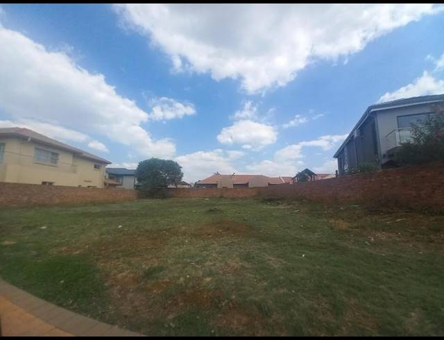LAND FOR SALE IN RASLOUW GARDENS